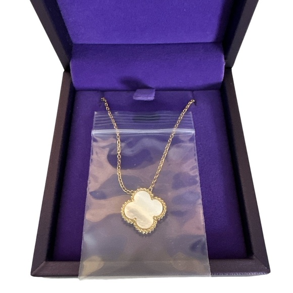 Jewelry - Four Leaf Clover Goldtone Necklace In Purpke Box BNWT